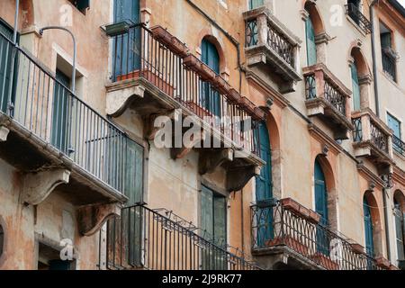 Façade de l'ancien bâtiment européen avec fenêtres et balcons Banque D'Images