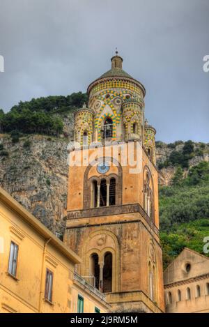 Italie, Amalfi. Vue rapprochée de la cathédrale Saint-André (Duomo) de style byzantin sur la Piazza del. Banque D'Images