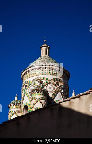 Italie, Amalfi. Lumière sur la cathédrale Saint-André. Banque D'Images