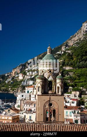 Italie, Amalfi. Lumière sur la cathédrale Saint-André et la ville d'Amalfi. Banque D'Images