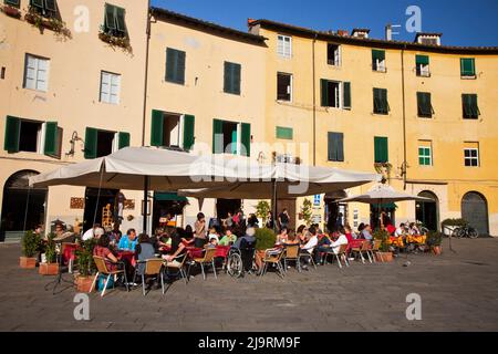 Italie, Toscane, Lucques. Restaurants sur la Piazza dell'Anfiteatro Romano. Banque D'Images