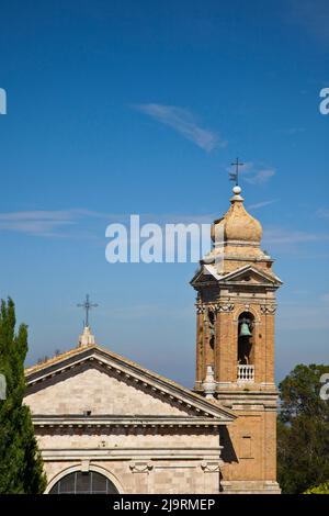 Italie, Toscane, Montalcino. L'église Madonna del Soccorso dans la ville de Monticiano. Banque D'Images