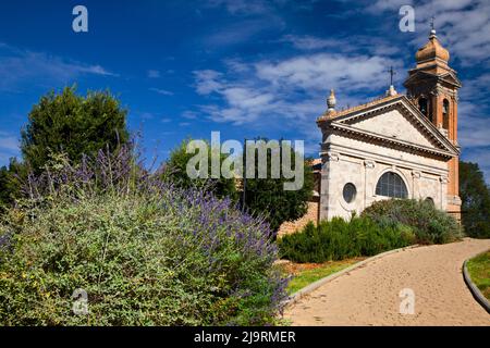 Italie, Toscane, Montalcino. L'église Madonna del Soccorso dans la ville de Monticiano. Banque D'Images