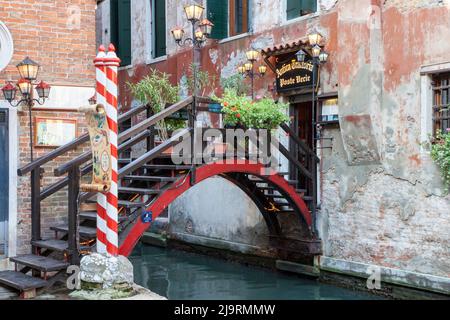 Italie, Venise. Entrée à un restaurant sur un canal à Venise. Banque D'Images