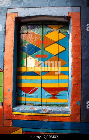 Italie, Venise, île de Burano. Fenêtre colorée à la maison 'casa de bepi' à Burano. Banque D'Images