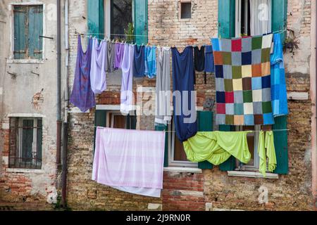 Italie, Venise. La blanchisserie doit sécher dans les rues de Venise. Banque D'Images