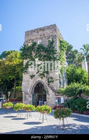 Italie, Campanie, Ravello. Entrée de la Villa Rufolo, un bâtiment du 13th siècle restauré au 19th siècle. Banque D'Images