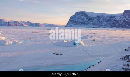 Chien de traîneau reposant sur la glace de mer d'un fjord pendant l'hiver près d'Uummannaq, dans le nord-ouest du Groenland, au-delà du cercle arctique. Groenland, territoire danois Banque D'Images