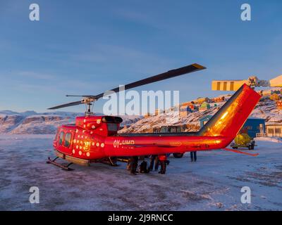 Air groenland Bell 212 sur l'héliport d'Uummannaq. Uummannaq pendant l'hiver dans le nord-ouest du Groenland, au-delà du cercle arctique. Groenland, Danemark ter Banque D'Images