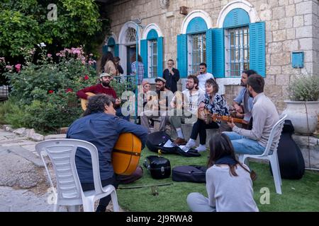 Un groupe d'Israéliens jouent de la musique dans la cour d'une maison arabe qui a été abandonnée en 1948 dans le quartier de Musrara également connu sous son nom hébreu, Morasha qui était peuplé d'Arabes chrétiens qui ont fui le quartier pendant la guerre d'indépendance israélienne en 1948, et n'ont pas été autorisés à retourner à leurs maisons. Banque D'Images