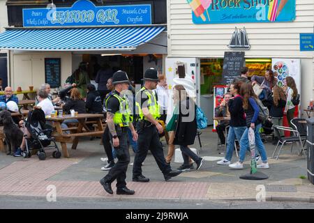 Des policiers patrouillent à Hastings lors de l'événement annuel du jour de mai qui attire des milliers de visiteurs dans la ville de Hastings, dans l'est du Sussex, au royaume-uni Banque D'Images