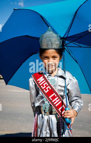 Window Rock, Arizona, États-Unis. Foire de la nation Navajo. Jeune fille avec couronne montrant elle est gagnante du titre de 'miss Chichiltah'. (Usage éditorial uniquement) Banque D'Images