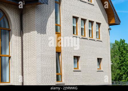 L'église a une façade classique de brique blanche et un toit conique, plusieurs fenêtres rectangulaires visibles. Banque D'Images