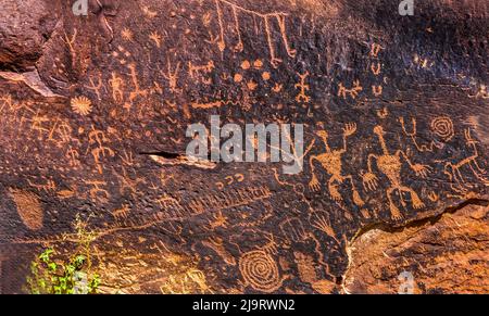 Pétroglyphes indiens, journal Rock, parc national de Petrified Forest, Arizona. Symboles anciens créés entre 1499 BC et 1000 AD rayés sur le rocher Banque D'Images