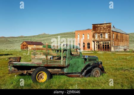 Vieux camion vert dans la ville fantôme de l'Ouest, parc historique de l'État de Bodie, Californie Banque D'Images