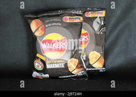 Paquet de chips de pommes de terre Walkers, chips de saveur de marmite sur fond noir avec espace de copie. Lancashire, Royaume-Uni Banque D'Images