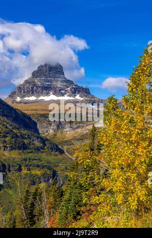 Clements Mountain et Reynolds Creek Falls en automne, parc national des Glaciers, Montana, États-Unis Banque D'Images