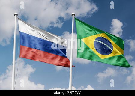 La Russie et le Brésil deux drapeaux sur les mâts et ciel bleu ciel nuageux Banque D'Images