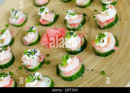Sushi sur un plateau. Banque D'Images