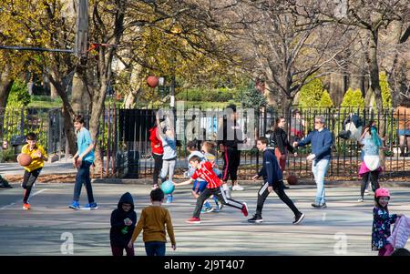 États-Unis, New York City, Manhattan, Upper East Side. John Finley promenade le long de East River, terrain de jeu. (Usage éditorial uniquement) Banque D'Images