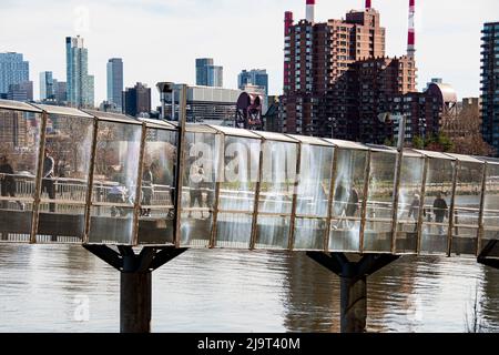 États-Unis, New York City, Manhattan, Upper East Side. John Finley marchez le long de East River, passerelle piétonne couverte jusqu'à FDR Drive Banque D'Images