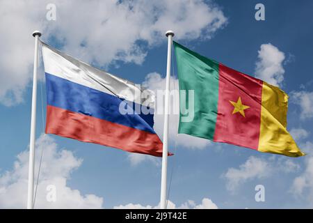 Russie et Cameroun deux drapeaux sur les mâts et ciel bleu ciel nuageux Banque D'Images