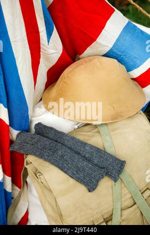 Governors Island, New York, États-Unis. Événement de recréation et d'histoire de la première Guerre mondiale. Encore plus de vie, notamment un casque, un sac à dos et un drapeau. Banque D'Images