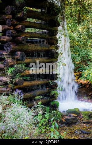 Chute d'eau de Sluice, moulin de Mingus dans les Great Smoky Mountains, Cherokee, Caroline du Nord Banque D'Images