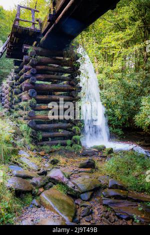 Chute d'eau de Sluice, moulin de Mingus dans les Great Smoky Mountains, Cherokee, Caroline du Nord Banque D'Images