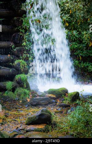 Chute d'eau de Sluice, moulin de Mingus dans les Great Smoky Mountains, Cherokee, Caroline du Nord Banque D'Images