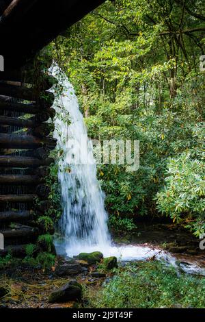 Chute d'eau de Sluice, moulin de Mingus dans les Great Smoky Mountains, Cherokee, Caroline du Nord Banque D'Images