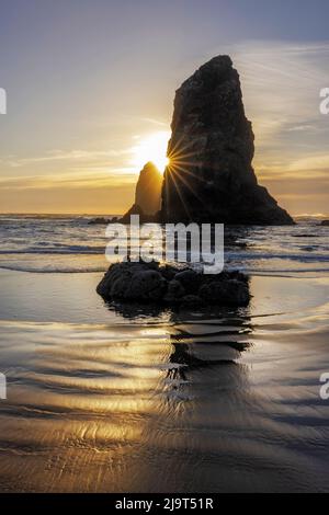 Haystack Rock Pinnacles à marée basse à Cannon Beach, Oregon, États-Unis Banque D'Images