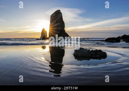 Haystack Rock Pinnacles à marée basse à Cannon Beach, Oregon, États-Unis Banque D'Images
