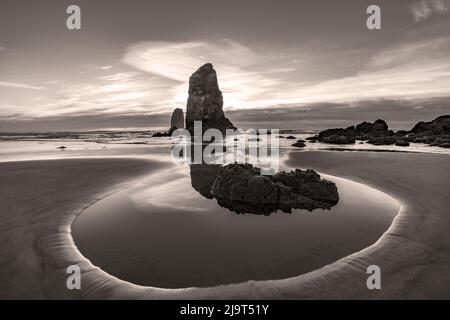 Haystack Rock Pinnacles à marée basse à Cannon Beach, Oregon, États-Unis Banque D'Images