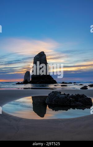 Haystack Rock Pinnacles à marée basse à Cannon Beach, Oregon, États-Unis Banque D'Images