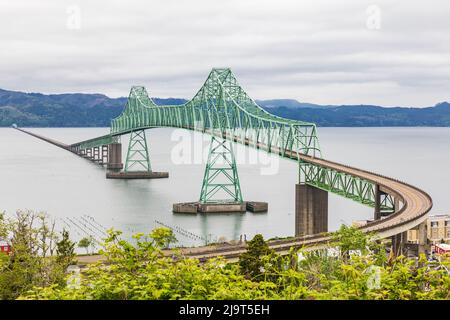 Astoria, Oregon, États-Unis. Le pont Astoria-Megler traverse la rivière Columbia. Banque D'Images