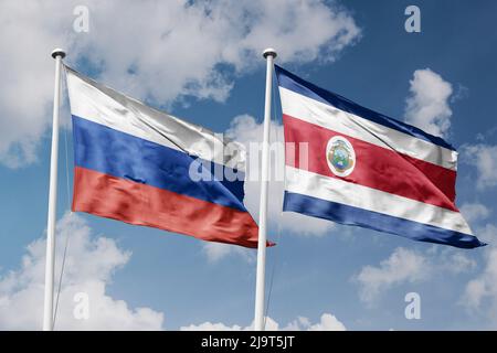 Russie et Costa Rica deux drapeaux sur les mâts de drapeaux et fond bleu ciel nuageux Banque D'Images