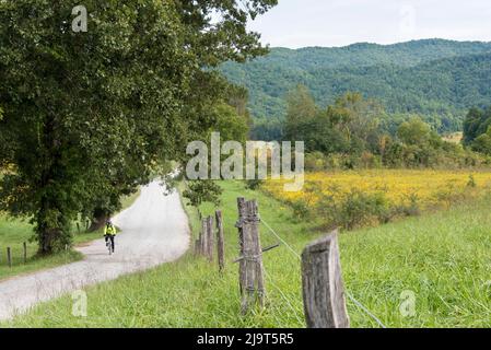 États-Unis, Tennessee. Parc national des Great Smoky Mountains. Biker sur Hyatt Lane, Cades Cove, parc national des Great Smoky Mountains (MR) Banque D'Images