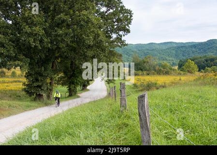 États-Unis, Tennessee. Parc national des Great Smoky Mountains. Biker sur Hyatt Lane, Cades Cove, parc national des Great Smoky Mountains (MR) Banque D'Images