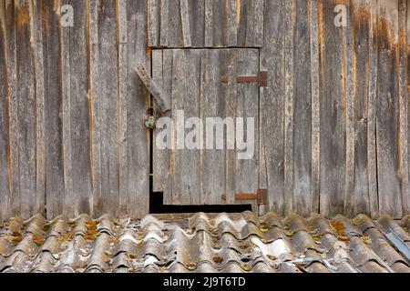 porte en bois fermée sur un grenier dans une maison en bois rustique Banque D'Images