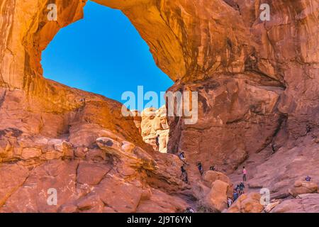 Double Arch, section Windows, parc national d'Arches, Moab, Utah, ÉTATS-UNIS. Banque D'Images