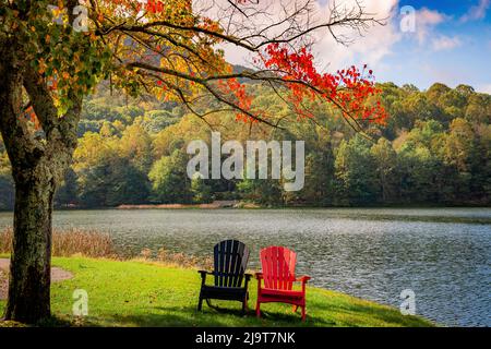 Chaises colorées sur les rives du lac, Peaks of Otter, Blue Ridge Parkway, Smoky Mountains, États-Unis. Banque D'Images