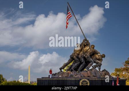 États-Unis, Virginie, Arlington. Mémorial Iwo Jima, Sunset Parade, qui consiste en une représentation du « propre au commandant » Drum and Bugle corps, le US Ma Banque D'Images