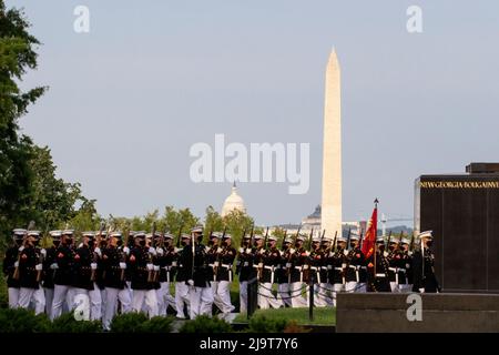 États-Unis, Virginie, Arlington. Mémorial Iwo Jima, Sunset Parade, qui consiste en une représentation du « propre au commandant » Drum and Bugle corps, le US Ma Banque D'Images