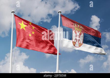 Chine et Serbie deux drapeaux sur les mâts et fond bleu ciel nuageux Banque D'Images