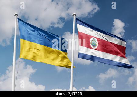 Ukraine et Costa Rica deux drapeaux sur les mâts de drapeaux et fond bleu ciel nuageux Banque D'Images