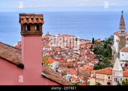 Vue sur la ville slovène Piran sur la côte avec cheminée d'une maison en premier plan Banque D'Images