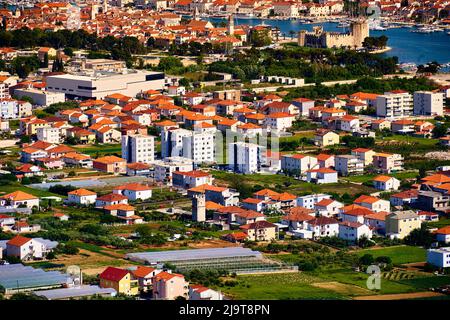 Vue aérienne de l'extérieur d'une petite ville près de Split, Croatie Banque D'Images