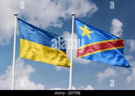 Ukraine et République démocratique du Congo deux drapeaux sur les mâts et fond bleu ciel nuageux Banque D'Images