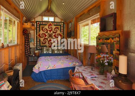 Leavenworth, État de Washington, États-Unis. Cette 'petite maison' est une jolie cabinette de 8' x 15' appréciée pour un week-end de maison pendant plusieurs années et est maintenant un petit g Banque D'Images